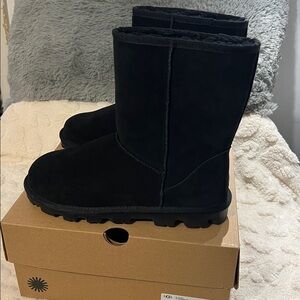UGG Black W Essential Short Boots Women’s Size 8 New
